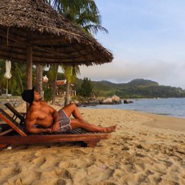 Khách Tây tắm khỏa thân ở bán đảo Sơn Trà sẽ chỉ bị nhắc nhở