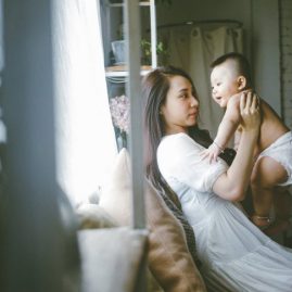 Sinh ra một đứa con, phụ nữ gần như đã hy sinh cả cuộc đời
