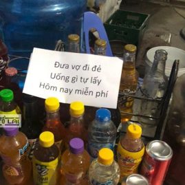 6 năm mới có con, vội đưa vợ đi đẻ, chủ quán trà đá để lại tờ giấy khuyến mãi luôn cả quán nước nhưng dân mạng lại chỉ ra lỗi sai