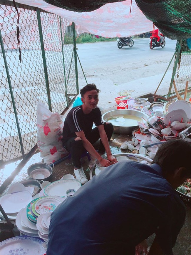 Chàng trai rửa 10 mâm bát trong lần đầu ra mắt nhà bạn gái Chàng trai rửa 10 mâm bát trong lần đầu ra mắt nhà bạn gái